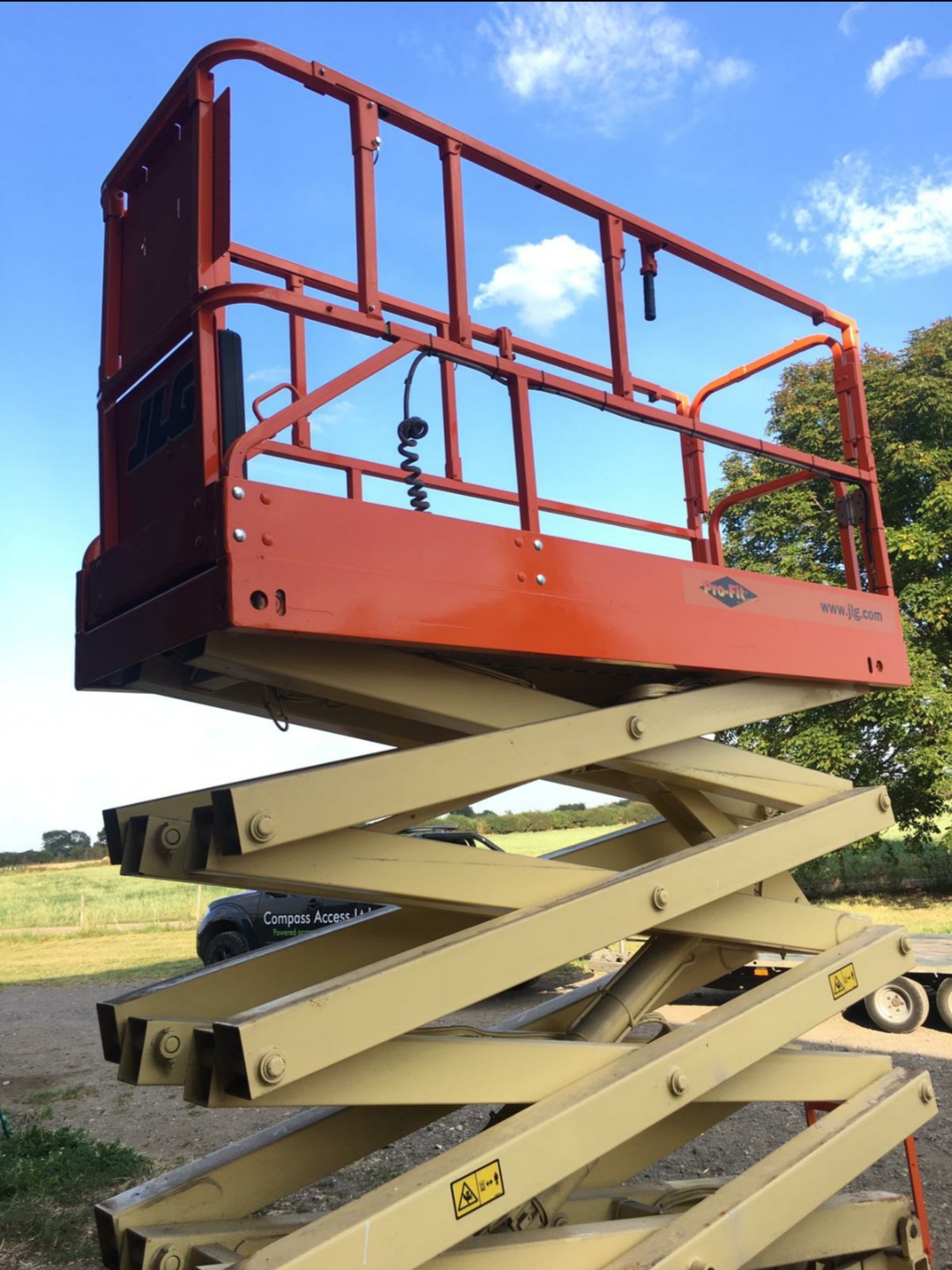PRE-OWNED JLG 2630ES Ultra Narrow DC Self Propelled Electric Scissor Lift - Image 4