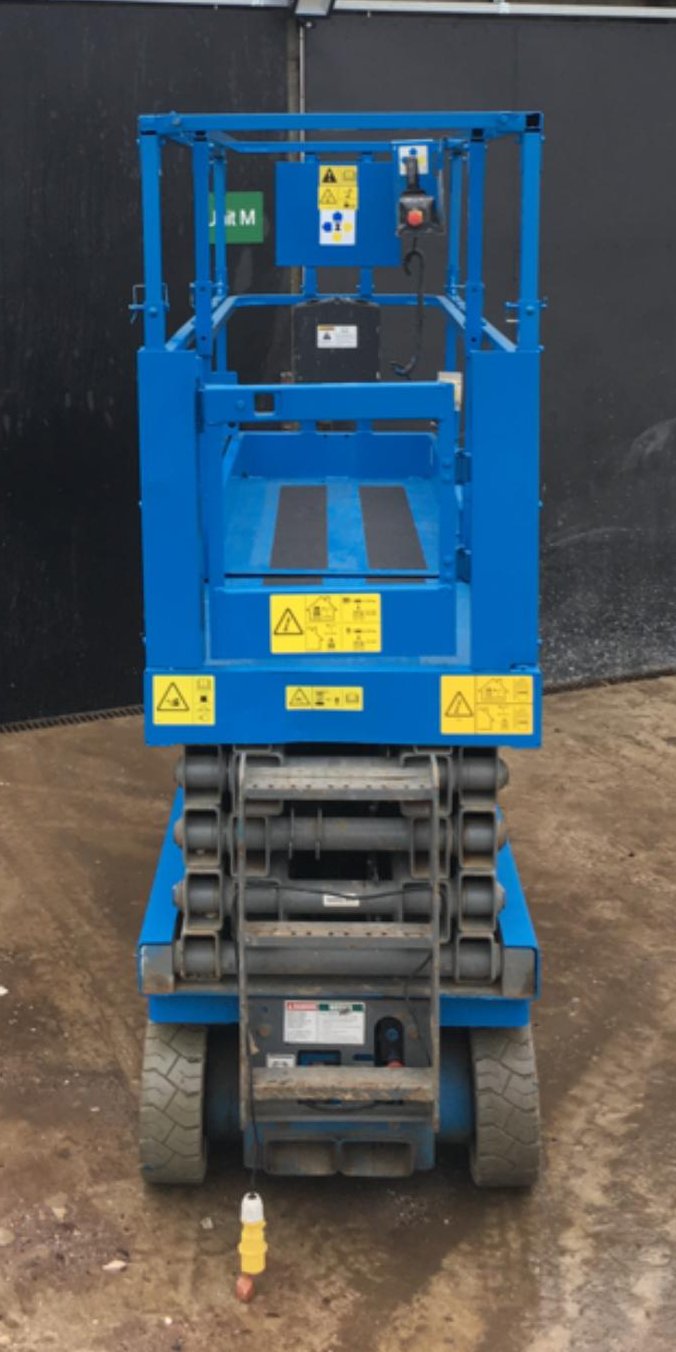 PRE-OWNED GENIE GS2632 Ultra Narrow DC Self Propelled Electric Scissor Lift - Image 3