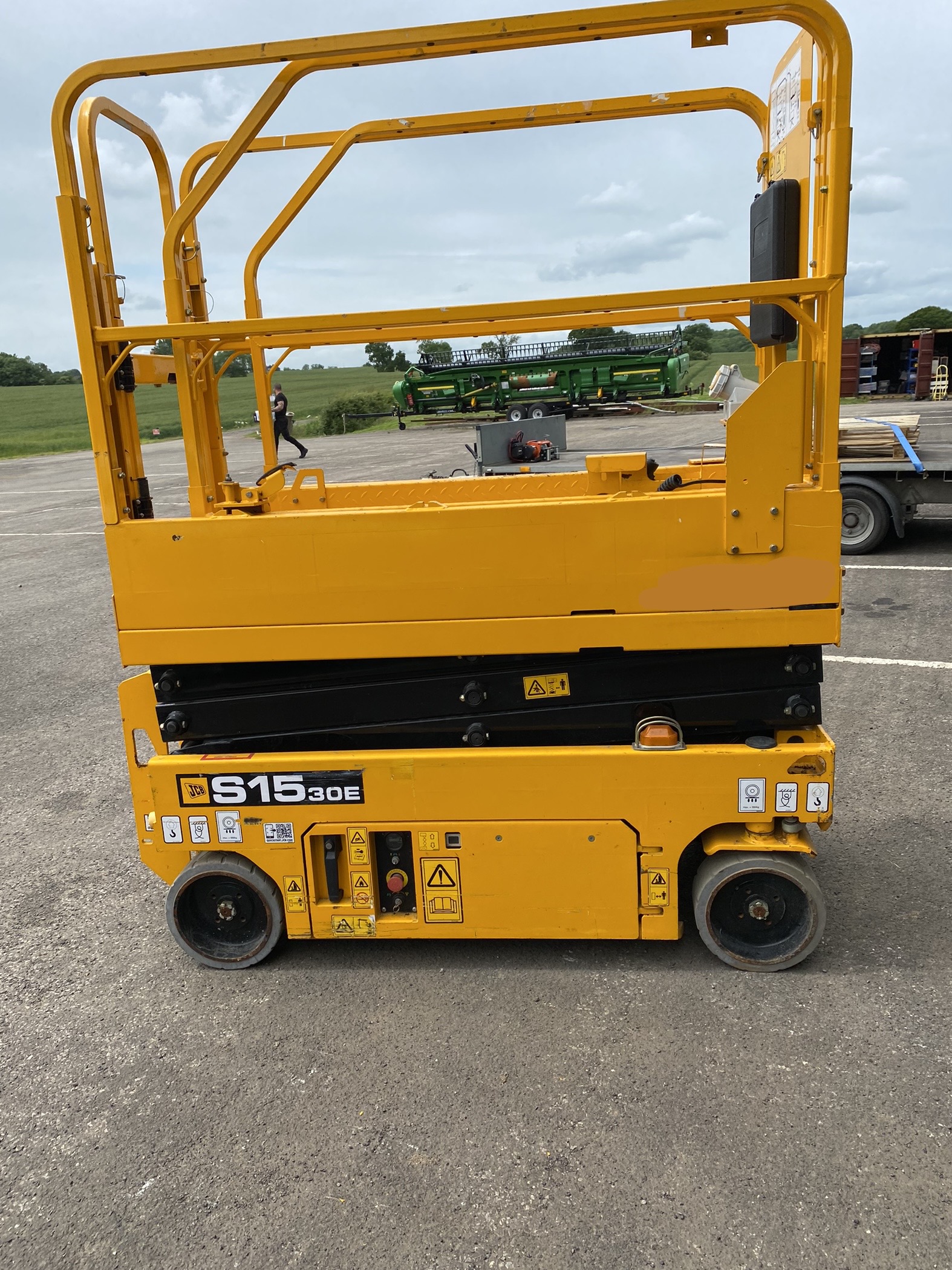 PRE-OWNED JCB S1530 Ultra Narrow DC Self Propelled Electric Scissor Lift