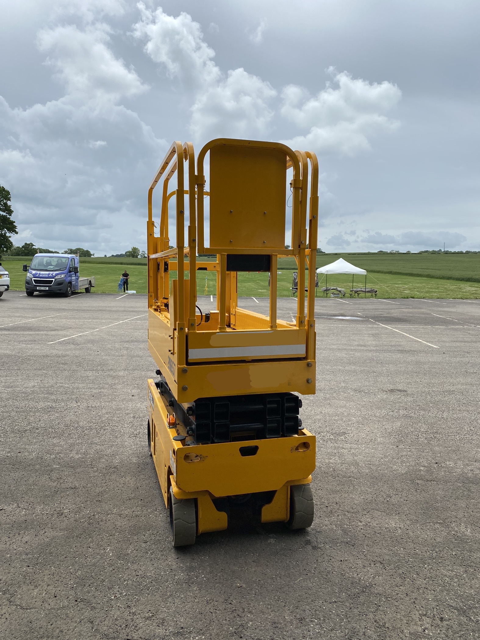 PRE-OWNED JCB S1530 Ultra Narrow DC Self Propelled Electric Scissor Lift - Image 4