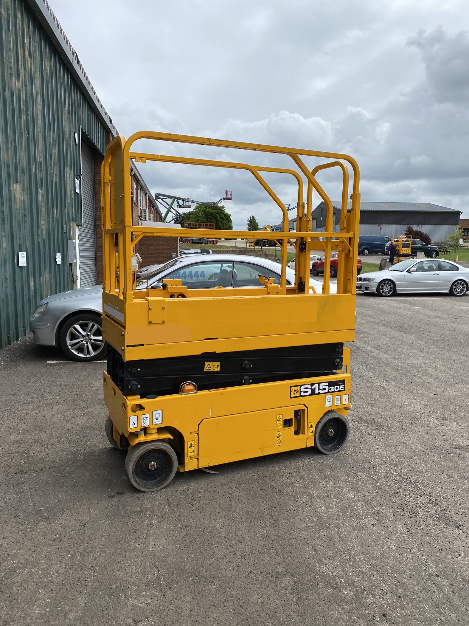 PRE-OWNED JCB S1530 Ultra Narrow DC Self Propelled Electric Scissor Lift - Image 3