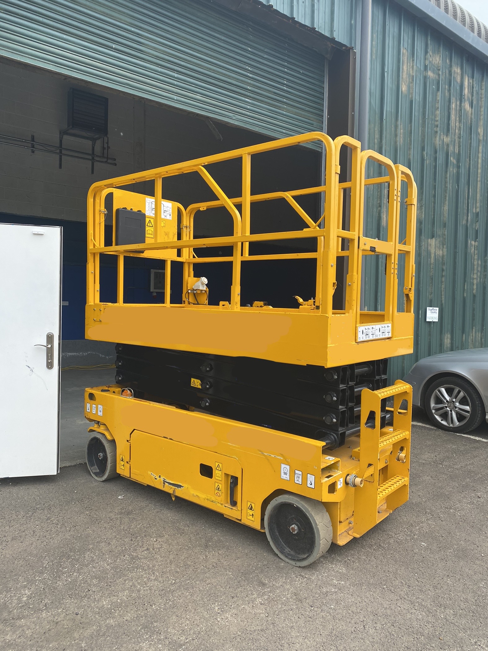 PRE-OWNED JCB S2646 DC Self Propelled Electric Scissor Lift - Image 3