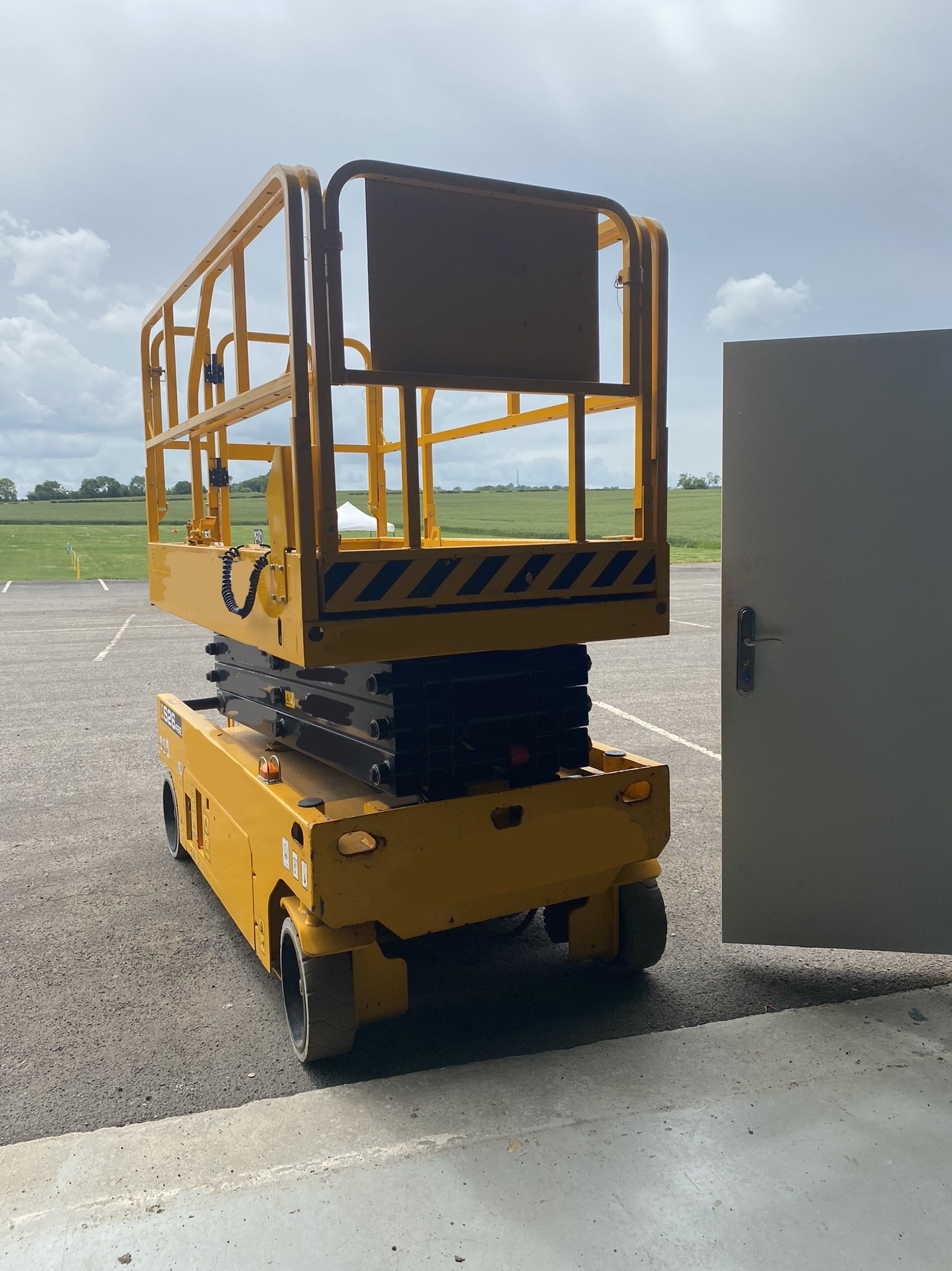 PRE-OWNED JCB S2646 DC Self Propelled Electric Scissor Lift - Image 2